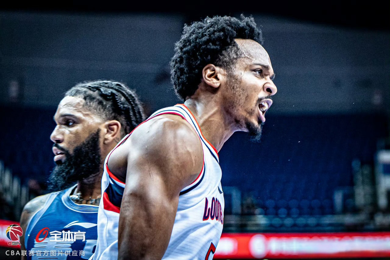  费德勒在老鹰比赛中绝杀,出色防守引发热议的是谁 